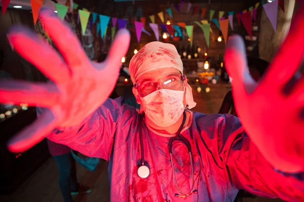 Hombre vestido como un doctor divirtiéndose en una fiesta de halloween —  Fotos de Stock