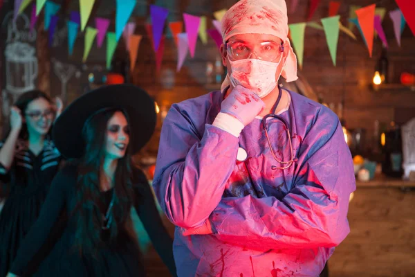 Portret van verraste man gekleed als een arts voor Halloween viering — Stockfoto