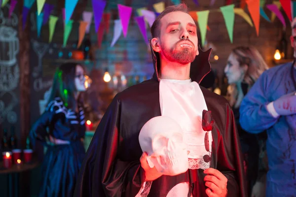 Giovane vestito da vampiro alla festa di Halloween — Foto Stock