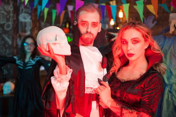 Ritratto di terrificante coppia zombie alla festa di Halloween — Foto Stock