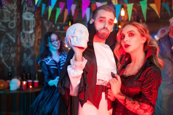 Sexy pareja vestida como vampiros para la fiesta de halloween — Foto de Stock