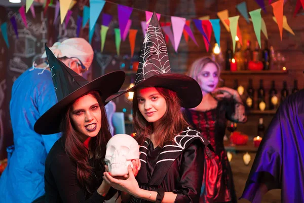 Grote zus en haar zusje gekleed als heksen op Halloween viering — Stockfoto