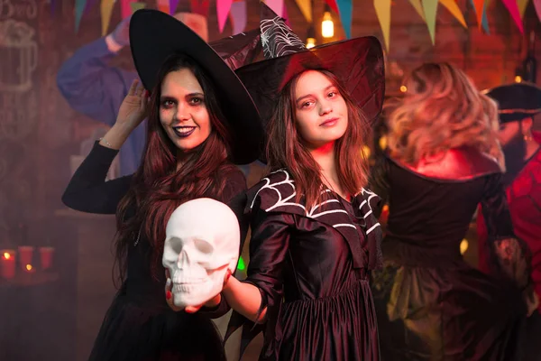 Retrato de duas bruxas comemorando a amizade em uma festa de Halloween — Fotografia de Stock