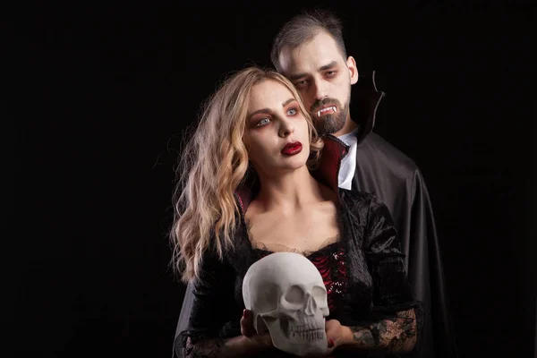 Retrato de pareja de vampiros posando para Halloween sobre un fondo negro — Foto de Stock