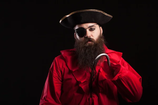 Retrato de homem barbudo bonito vestindo roupas de pirata medieval para o carnaval de Halloween — Fotografia de Stock