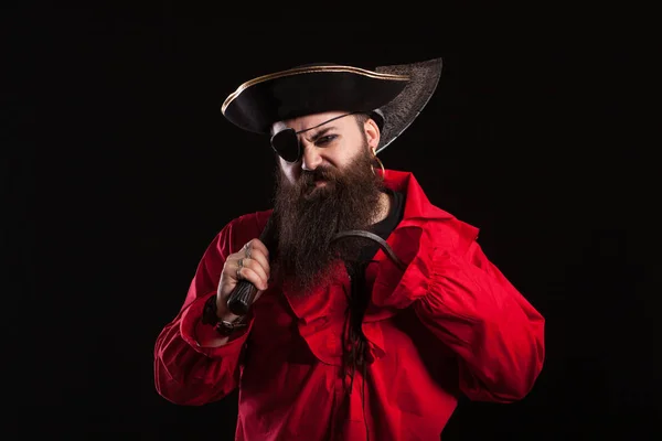 Uomo arrabbiato in costume da pirata capitan per Halloween e ascia sulla spalla — Foto Stock