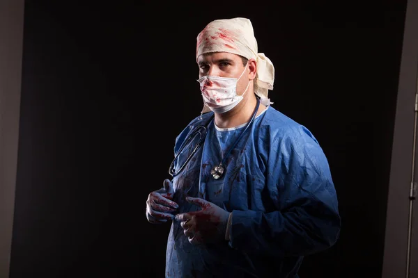 카메라를 보고 자신의 코트에 혈액미친 의사의 사이드 뷰 초상화 — 스톡 사진