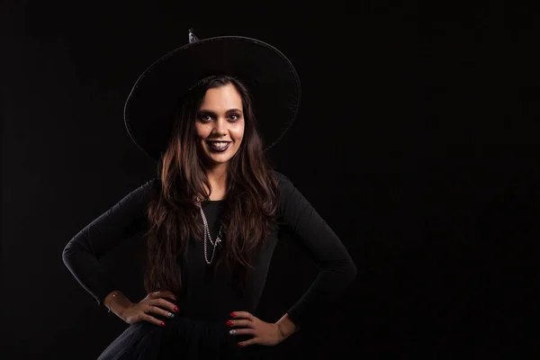 Elegante mujer joven en traje de bruja para la fiesta de Halloween — Foto de Stock