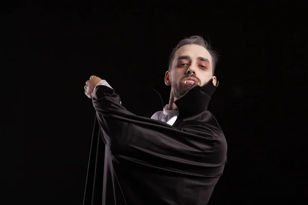 Trotse blanke man in Dracula kostuum inspirerende angst — Stockfoto