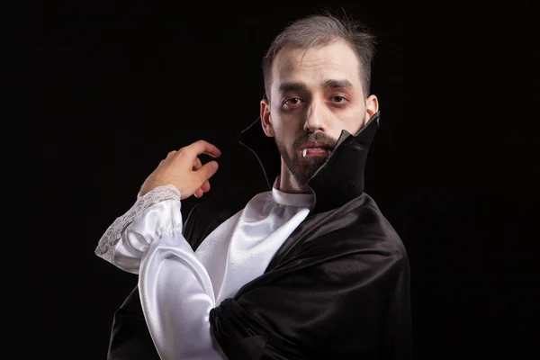 Attraente giovane uomo con atteggiamento spaventoso e vestito come Dracula per Halloween — Foto Stock