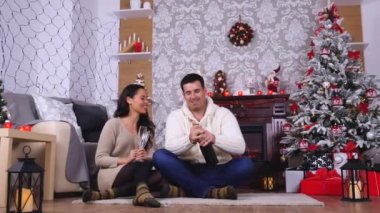 Noel arifesinde bir şişe şampanya açan adam