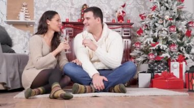 Kafkas çift Noel arifesinde samimi bir an yaşıyor