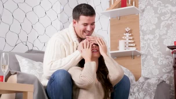 Close up de casal apaixonado no quarto decorado de Natal — Vídeo de Stock