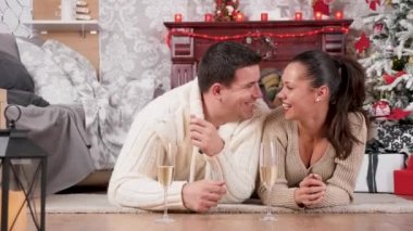 Mutlu çift Noel arifesinde birlikte vakit geçirmek