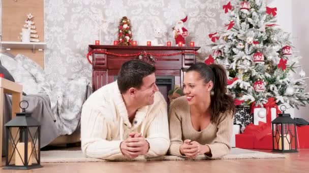 Para na podłodze śmieje się i dobrze się bawią — Wideo stockowe