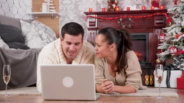 情侣在网上购物购买圣诞礼物 — 图库视频影像
