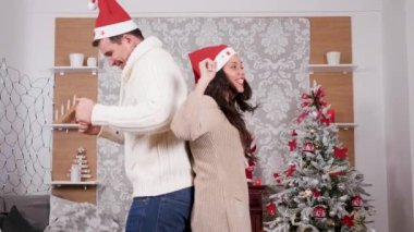 Beyaz çift Noel dekore odada eğlenmek ve dans