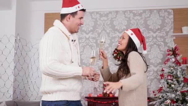 Gelukkig glimlachend paar houden Champagne glas in handen dansen en plezier hebben — Stockvideo