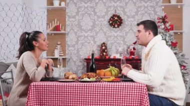 Beyaz çift Noel yemeğinde şampanya ile gözlük clinking