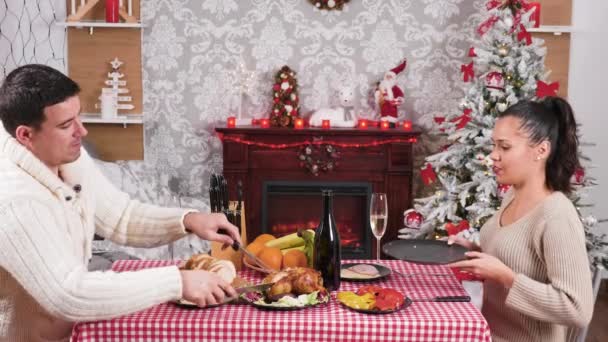 Kaukasisches Paar genießt ein Weihnachtsessen und klirrt mit Champagner — Stockvideo