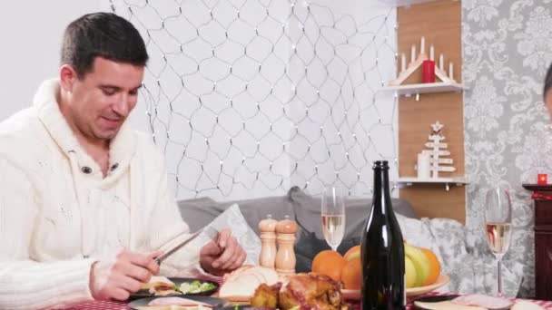 Homem comendo no jantar de Natal ao lado de sua esposa — Vídeo de Stock