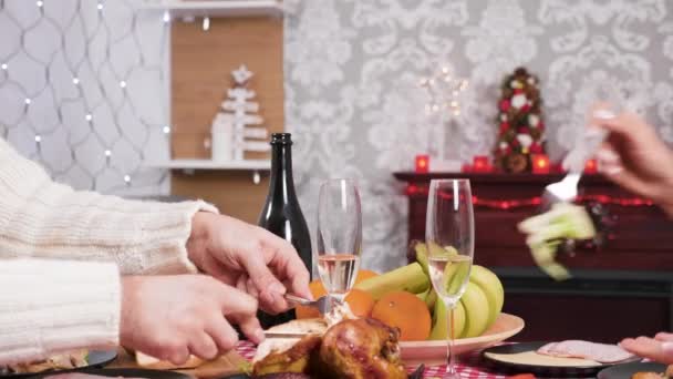 Пара на різдвяній вечері їсть разом і клінкерні келихи шампанського — стокове відео