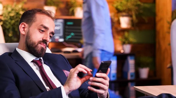 Close up de Empresário segurando o telefone em sua mão — Fotografia de Stock