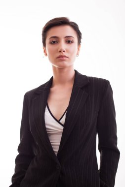 Beyaz arka plan üzerinde siyah bir ceket giyen kamera ciddi görünümlü güzel genç kadın