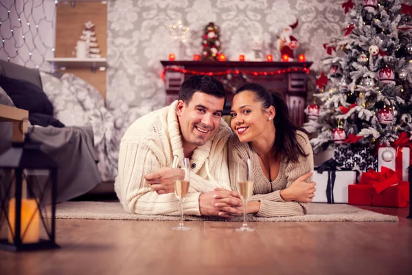 Όμορφη σύζυγος και η γυναίκα γιορτάζει τα Χριστούγεννα κοιτάζοντας στην κάμερα — Φωτογραφία Αρχείου