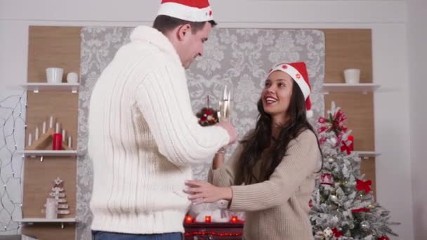 Caucásico pareja bailando y bebiendo champán en Navidad habitación decorada — Vídeo de stock