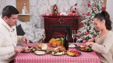 Noel sofrası şampanya ile çift yeme ve camları clinking