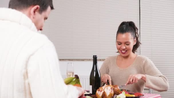 Mujer en la mesa con su marido disfrutando de una comida navideña — Vídeos de Stock
