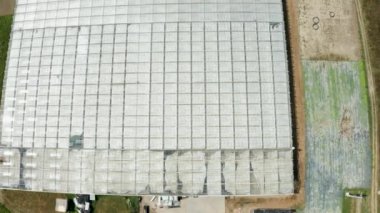 Bir sera üzerinde uçan drone havadan görüntüleri