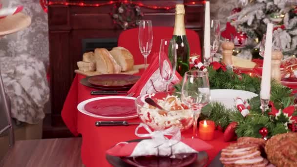 Mladá žena připravující vánoční stolek na setkání s rodinou — Stock video