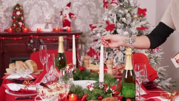 Mujer encendiendo velas para la celebración de Navidad con su gran familia — Vídeos de Stock