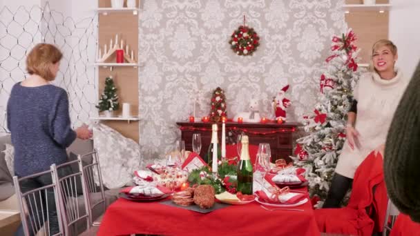 Kaukasische grote familie zittend rond de tafel met heerlijk eten — Stockvideo
