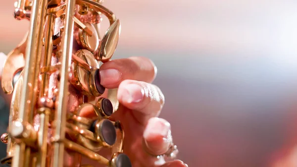 Nahaufnahme einer Frau am Saxophon, die Jazz in einem Club singt — Stockfoto