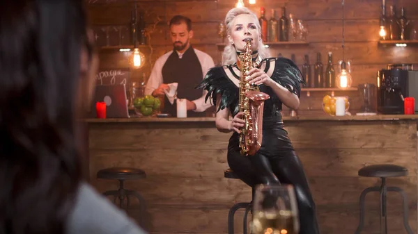 Musikerin singt Jazz auf ihrem Saxophon in einem Club — Stockfoto