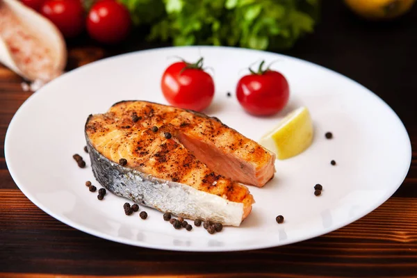 Anillo de salmón cocido servido en un plato de limón blanco y pimienta — Foto de Stock