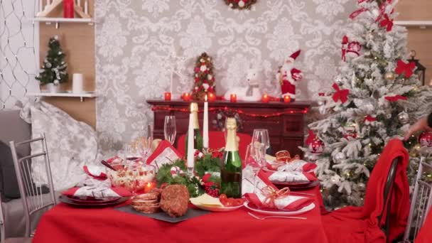 Comida tradicional para la celebración de Navidad con gran familia feliz — Vídeos de Stock