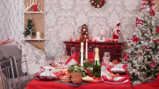 Grande famille assise autour de la table pour célébrer Noël — Video