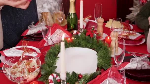 Volwassen vrouw neer te zetten op de kerst tafel heerlijke kalkoen — Stockvideo