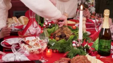 Noel için aile yemeğinde hindi dilimleyen adam