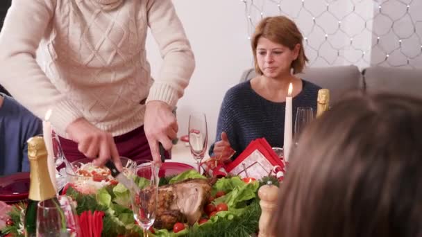 Father at christmas family celebration slicing turkey — Stock Video