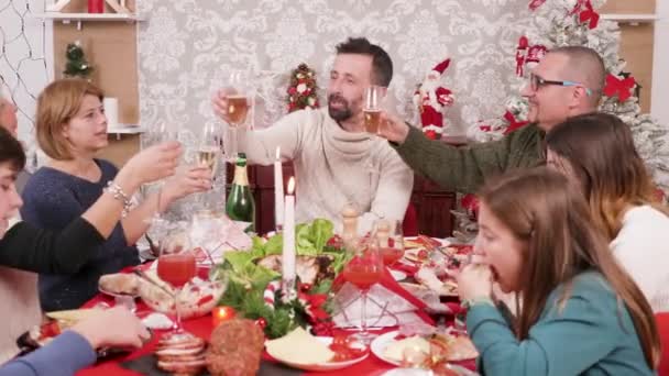 Schöne große Familie klirrt Gläser Champagner — Stockvideo