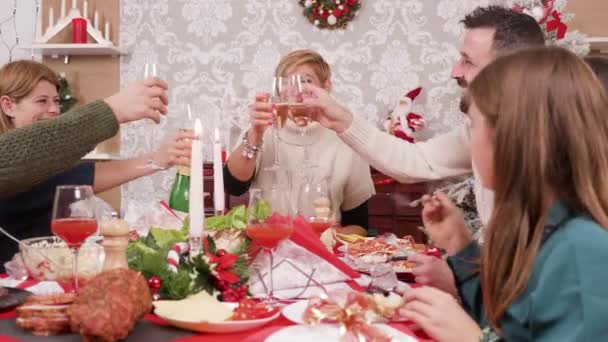 Velká rodina dělá přípitek a cinkání skleniček šampaňského — Stock video