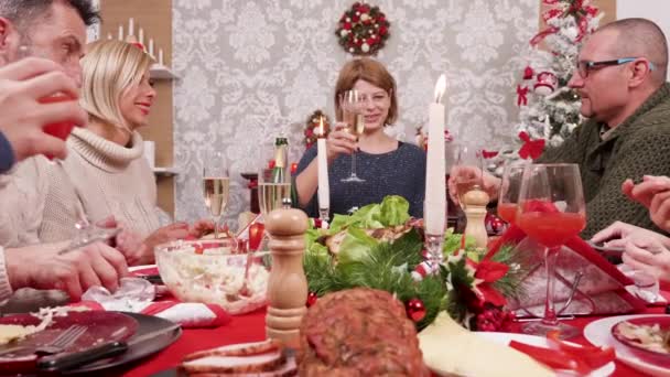 Gran familia comiendo comida tradicional y haciendo un brindis con champán — Vídeos de Stock