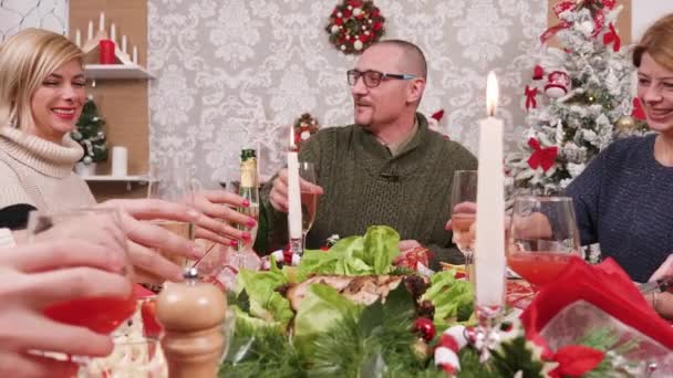 Père joyeux portant un toast au champagne — Video