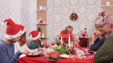 Anne küçük kızına noel hediyesi kutusu veriyor.