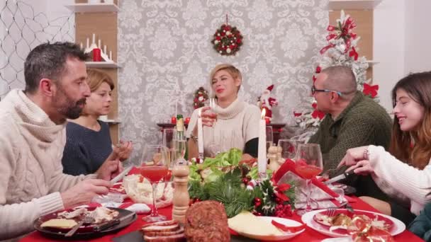 Büyük aile ile Noel şöleni masanın etrafında toplandı — Stok video
